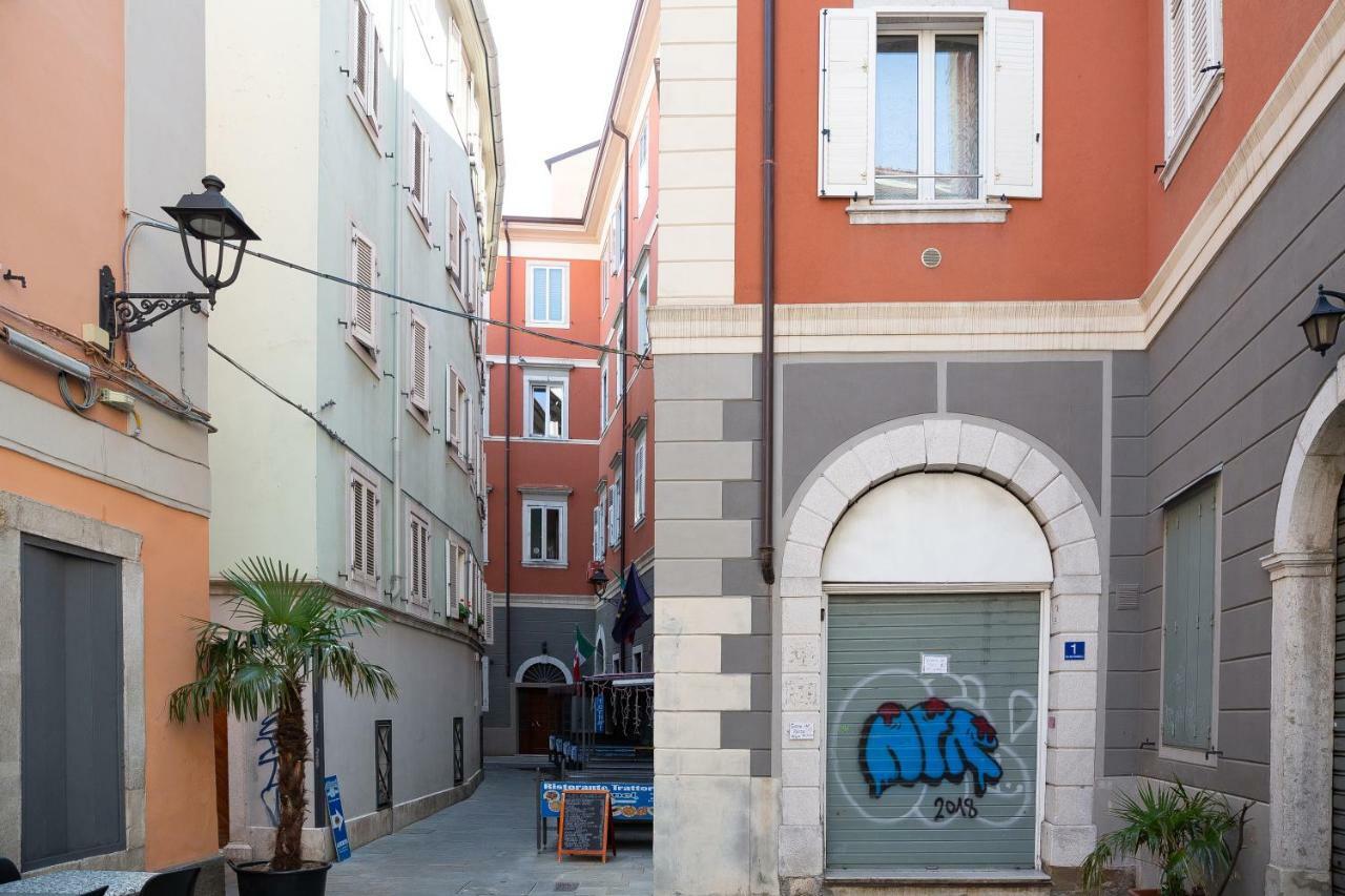 Piazza Cavana * Triest